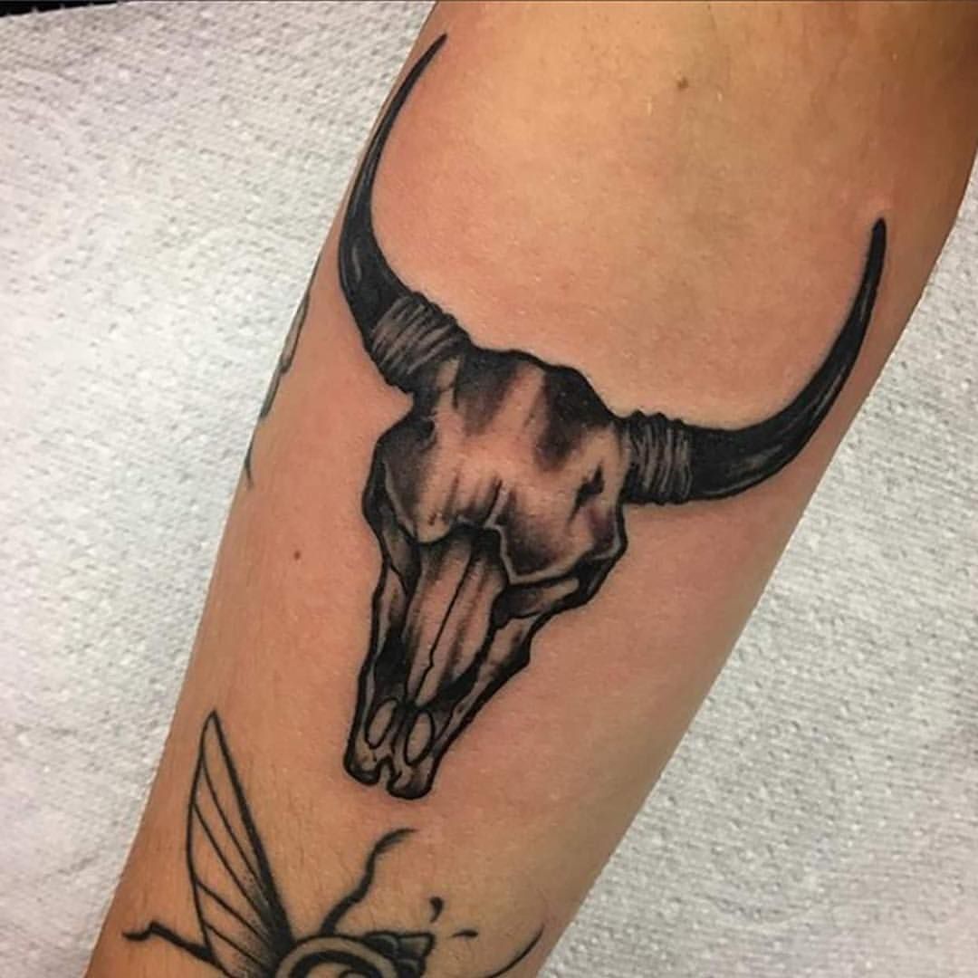 Pequeños diseños de tatuajes de toros simples (33)