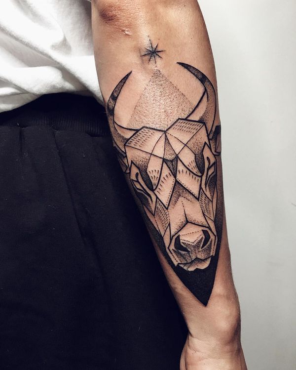 Pequeños diseños de tatuajes de toros simples (43)