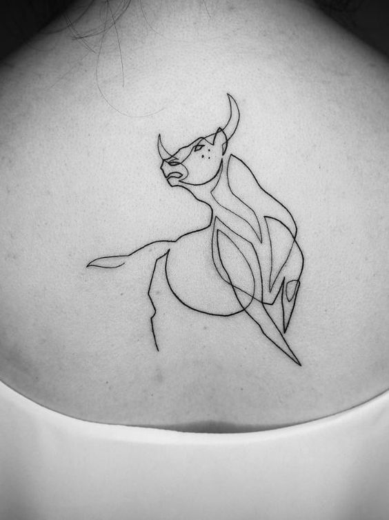 Pequeños diseños de tatuajes de toros simples (48)