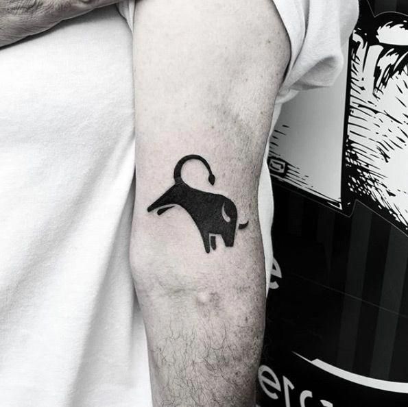 Pequeños diseños de tatuajes de toros simples (58)