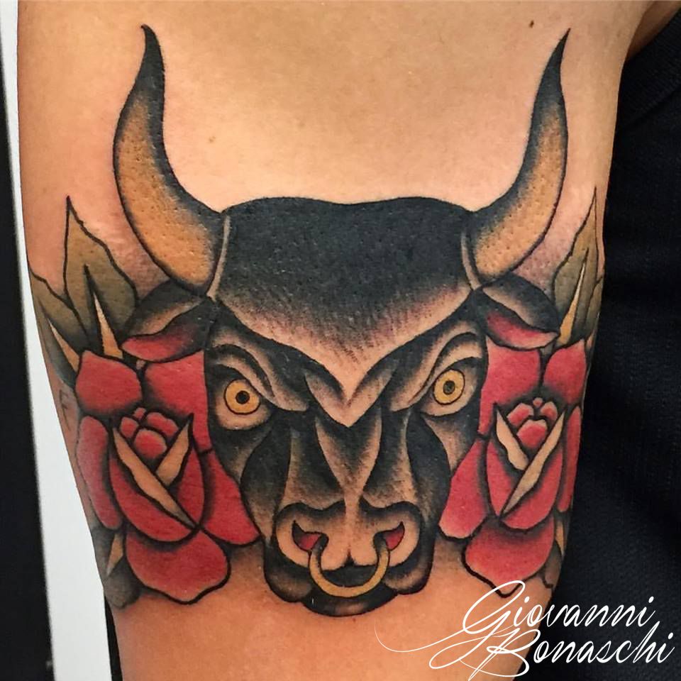 Pequeños diseños de tatuajes de toros simples (65)