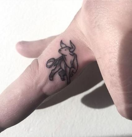 Pequeños diseños de tatuajes de toros simples (69)