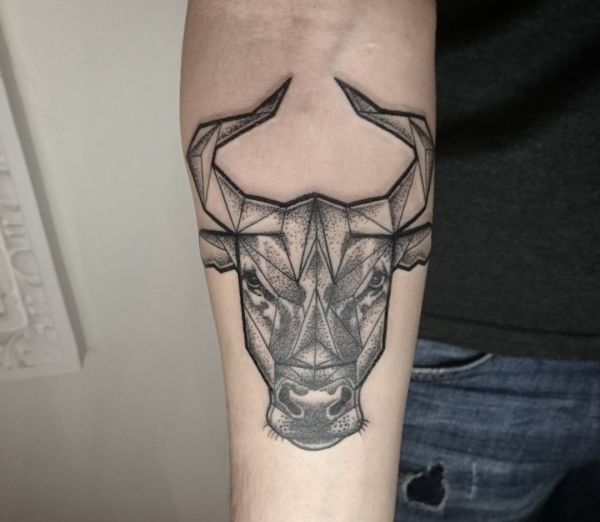 Pequeños diseños de tatuajes de toros simples (78)