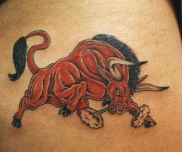 Pequeños diseños de tatuajes de toros simples (101)