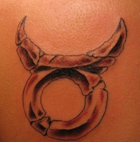 Pequeños diseños de tatuajes de toros simples (108)