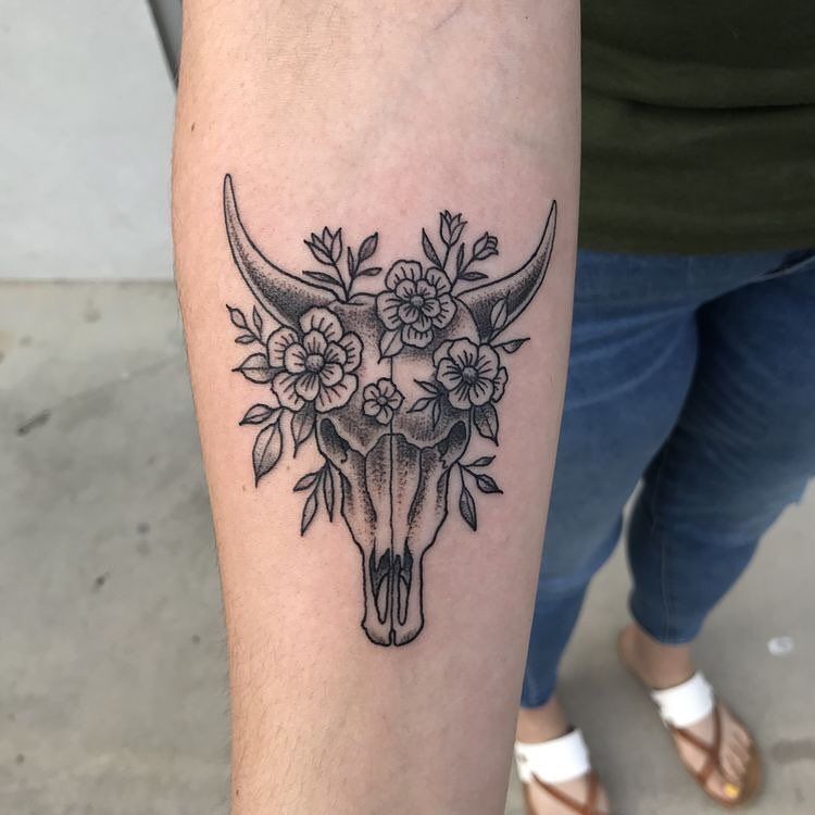 Pequeños diseños de tatuajes de toros simples (118)