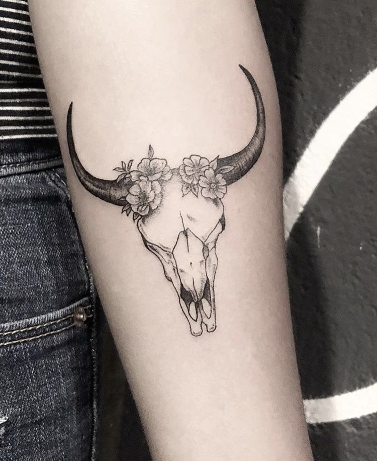 Pequeños diseños de tatuajes de toros simples (139)