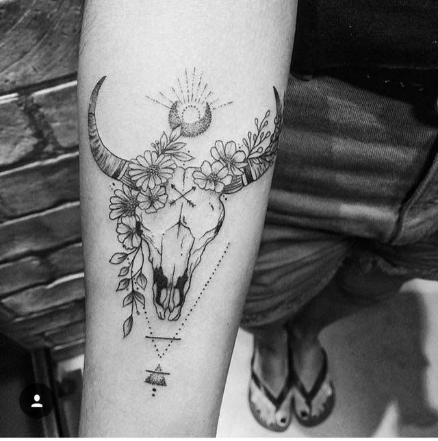 Pequeños diseños de tatuajes de toros simples (136)