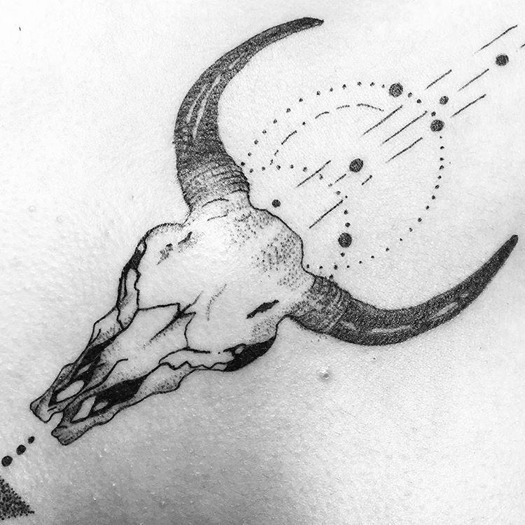Pequeños diseños de tatuajes de toros simples (144)