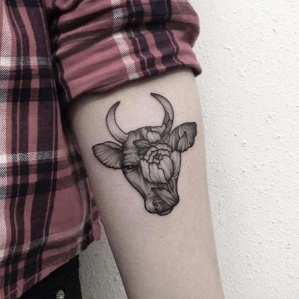 Pequeños diseños de tatuajes de toros simples (143)