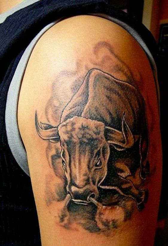 Pequeños diseños de tatuajes de toros simples (156)