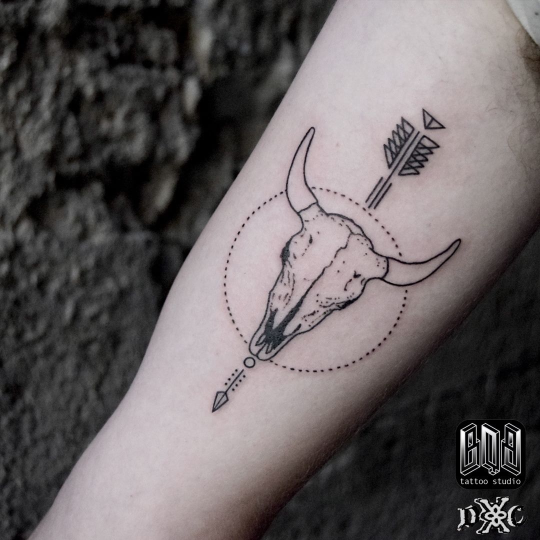 Pequeños diseños de tatuajes de toros simples (160)