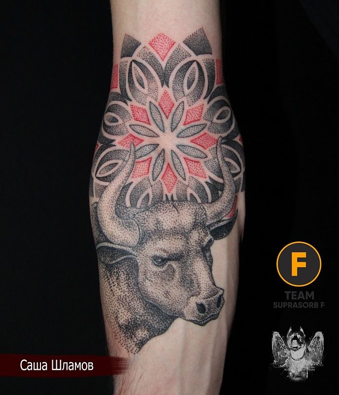 Pequeños diseños de tatuajes de toros simples (162)