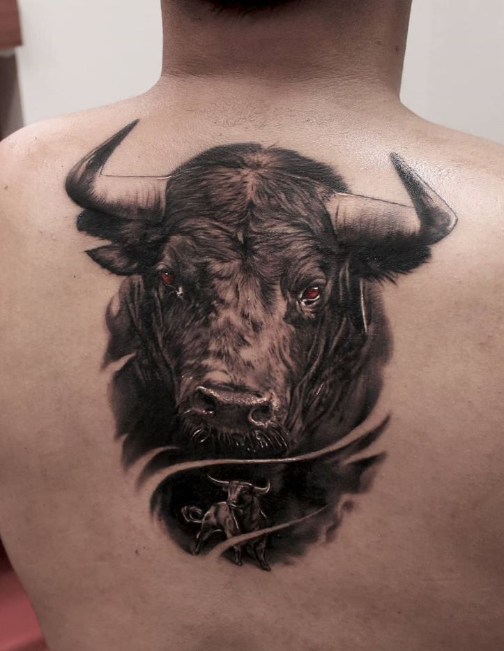 Pequeños diseños de tatuajes de toros simples (185)