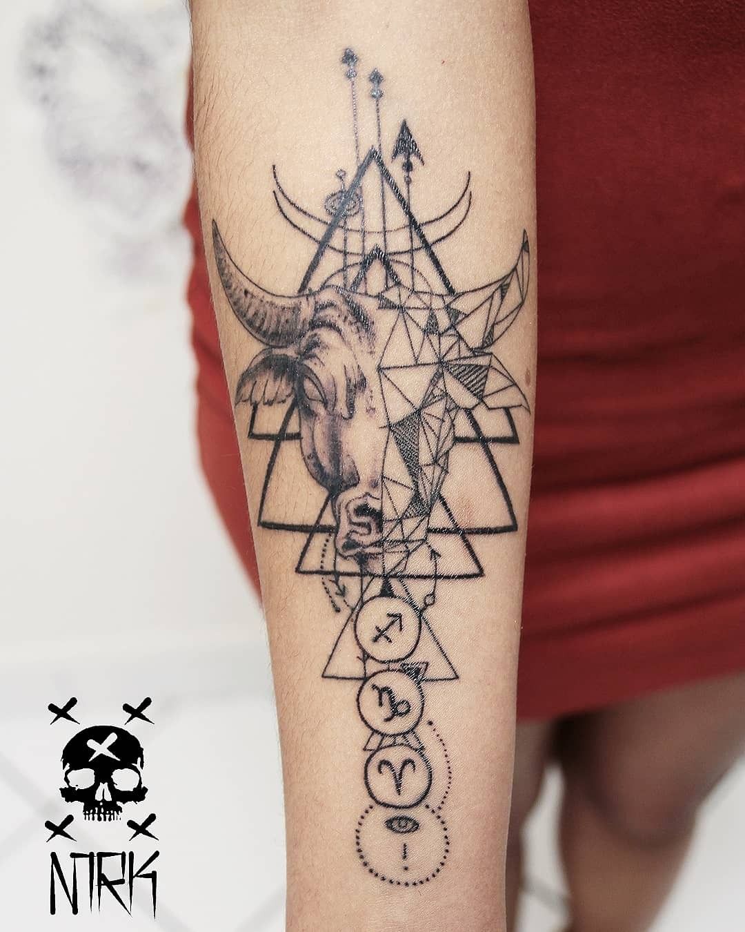 Pequeños diseños de tatuajes de toros simples (197)