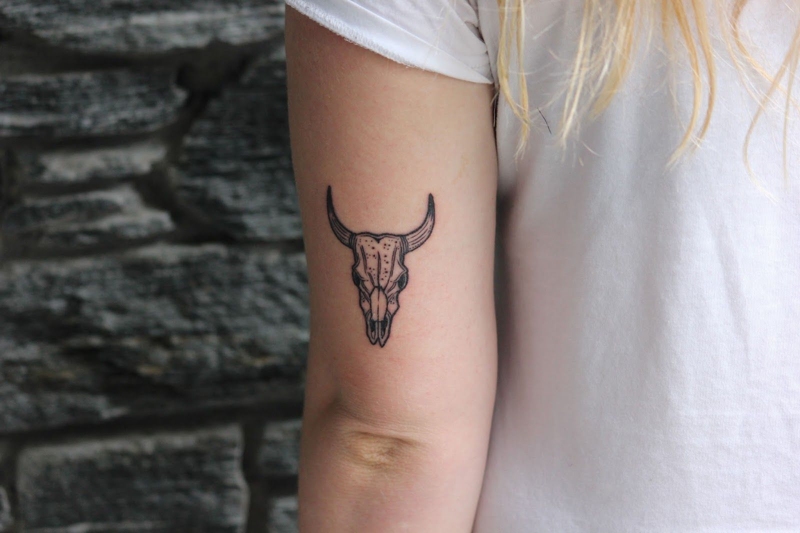 Pequeños diseños de tatuajes de toros simples (205)