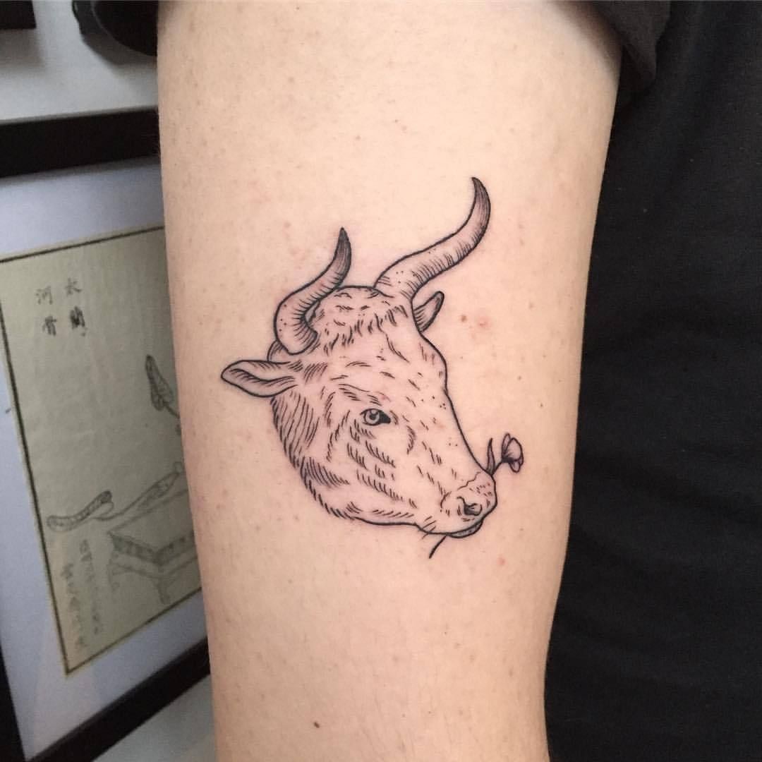 Pequeños diseños de tatuajes de toros simples (218)