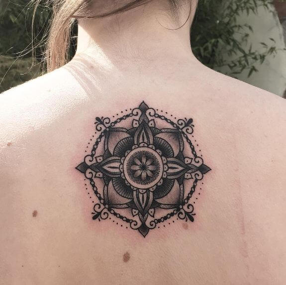 Tatuajes Femeninos De Mandala En La Espalda