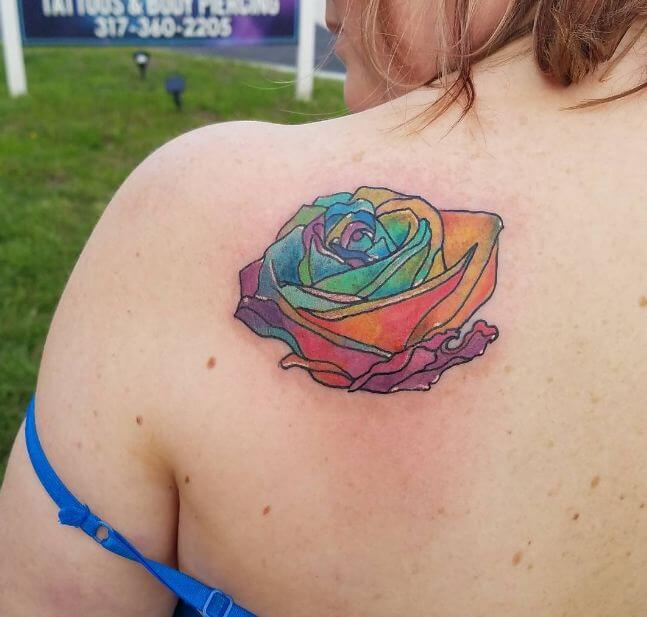 Tatuajes de rosas arcoíris en la espalda