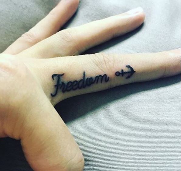 Mejor diseño de tatuaje cristiano pequeño en los dedos medios