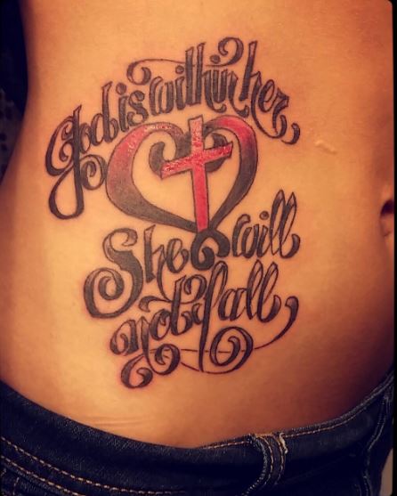 Diseño de tatuajes cristianos en el estómago