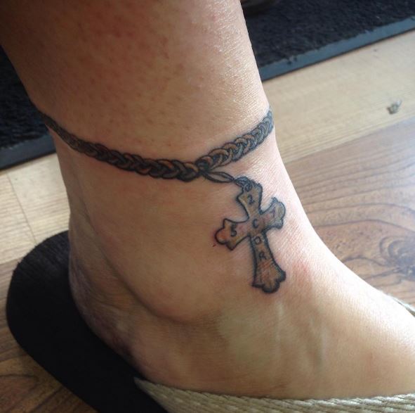 Diseño de tatuajes cristianos a pie