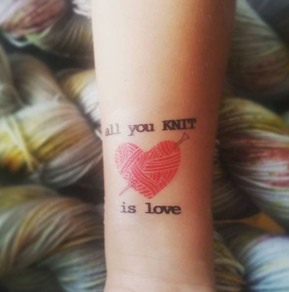 Cita de amor con diseño de tatuajes de tejer