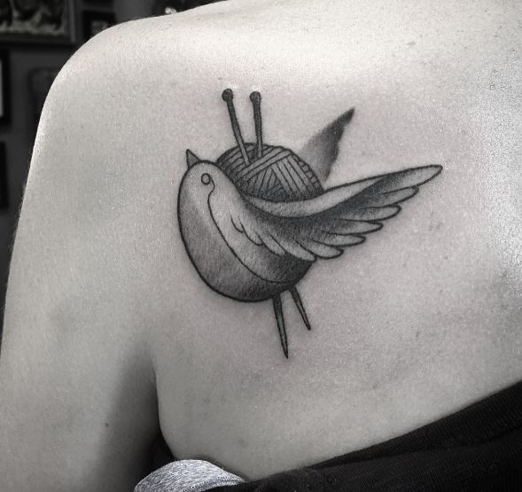 Pequeño diseño de tatuajes de punto en la parte superior de la espalda