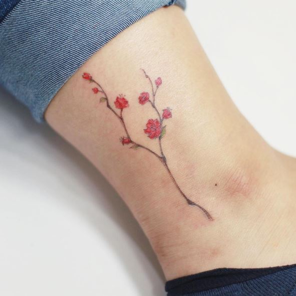 Diseño e ideas de micro tatuajes de flor de cerezo