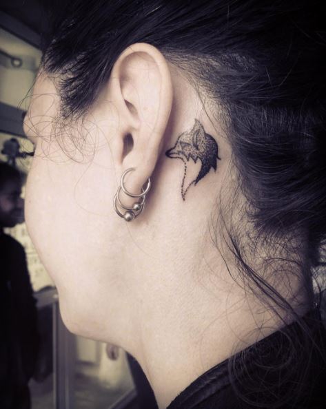 Diseño de micro tatuajes de zorro detrás de la oreja