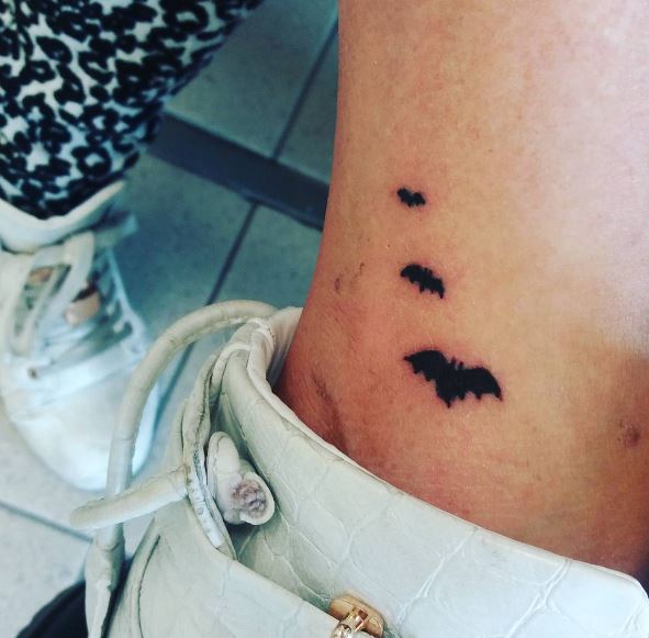Diseño de tatuajes de micro murciélagos en el tobillo