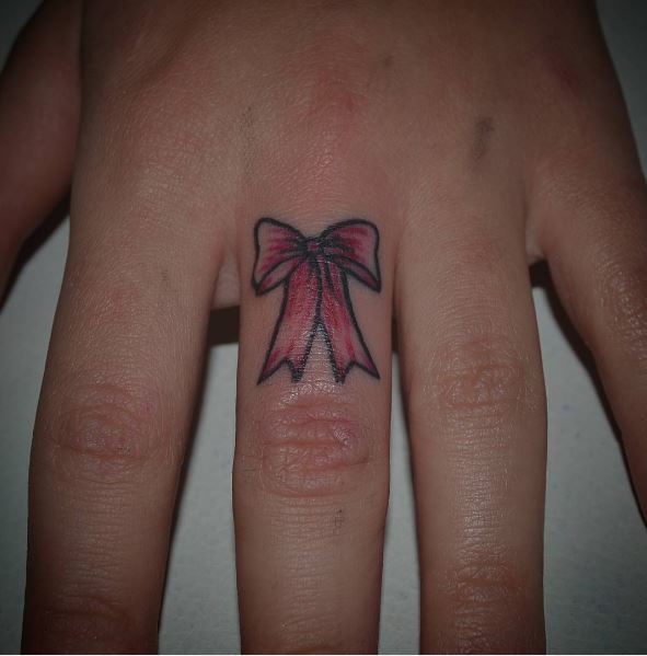 Diseño de tatuajes de micro bollos en los dedos