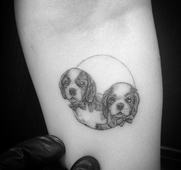 Lindo diseño de tatuajes de micro cachorro en las manos