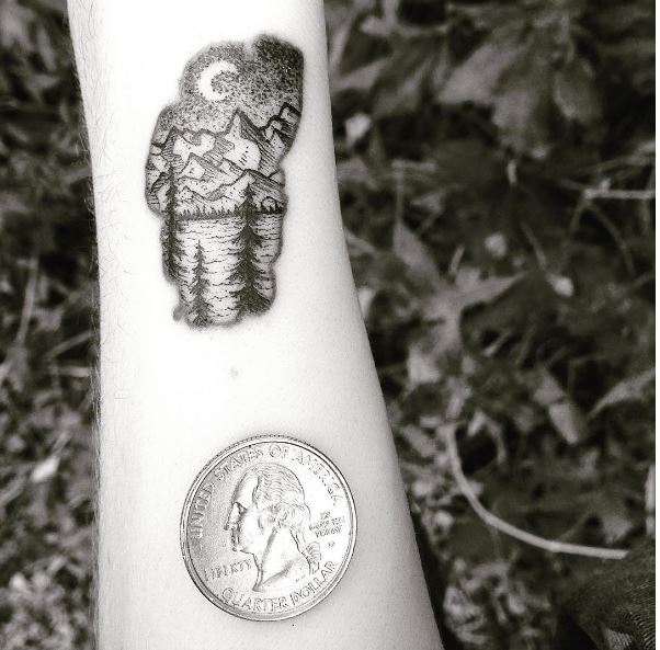 Diseño de tatuajes de micro paisaje en las manos