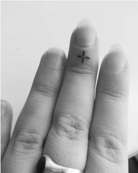 Diseño de tatuajes con micro chispas en los dedos