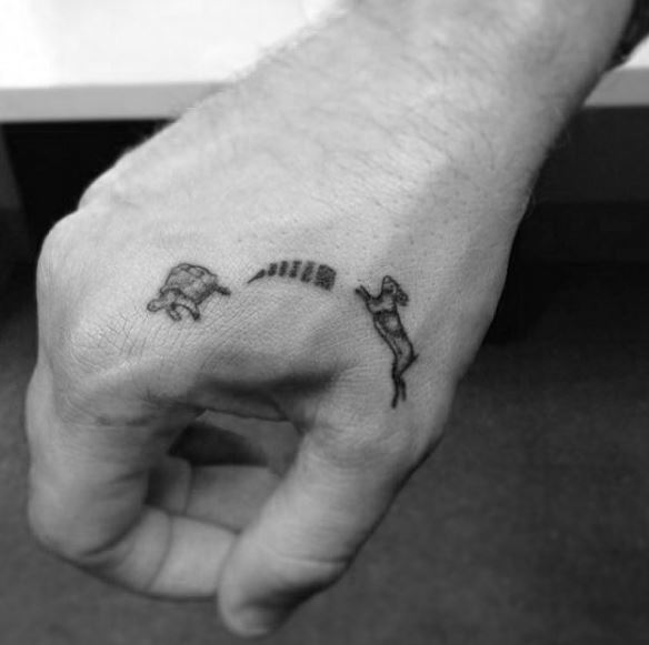 Diseño de tatuajes de micro tortugas y conejos en la mano