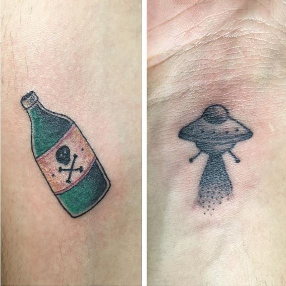 Diseño e ideas de micro tatuajes de nave espacial alienígena
