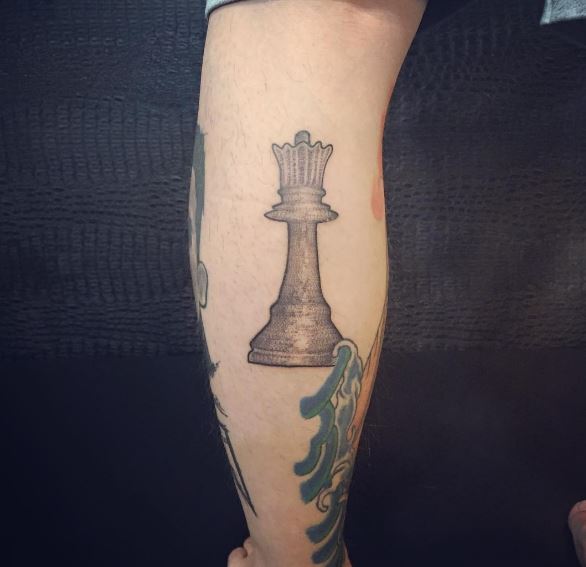 Diseño de tatuajes de ajedrez de color marrón en la pantorrilla