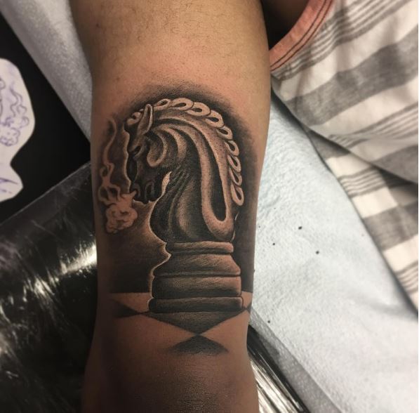 Diseño de tatuajes de caballero de ajedrez en las manos