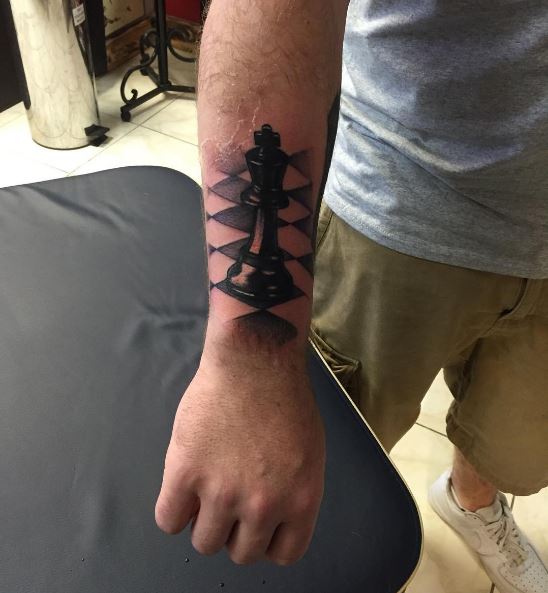 Diseño de tatuajes de rey de ajedrez en las manos