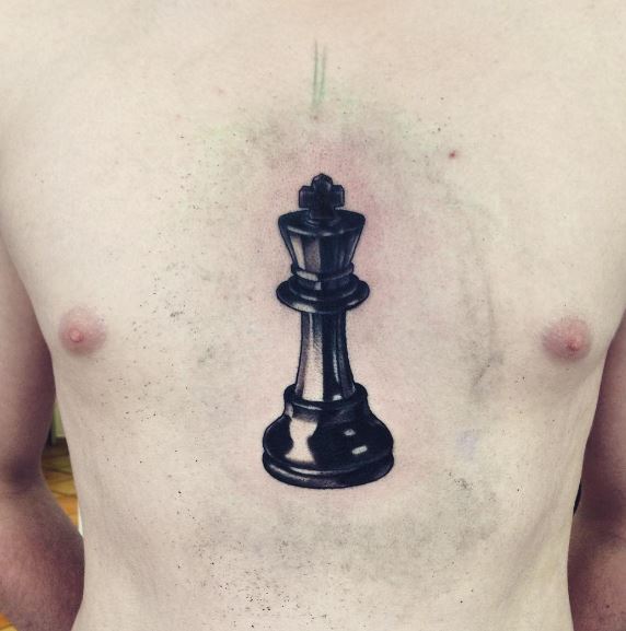 Diseño de tatuajes de ajedrez en el pecho