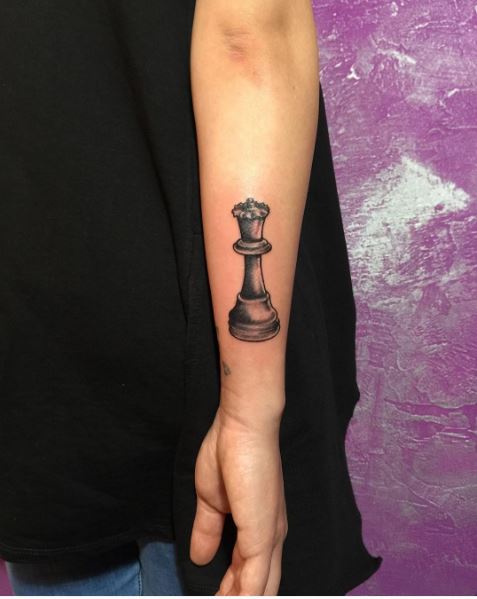 Diseño de tatuajes de ajedrez de reina en el antebrazo