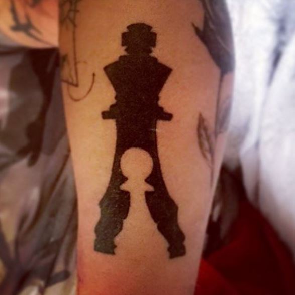 Diseño de tatuajes de rey y peón de ajedrez en la mano
