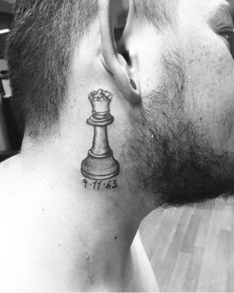 Diseño de tatuajes de ajedrez de reina detrás de la oreja
