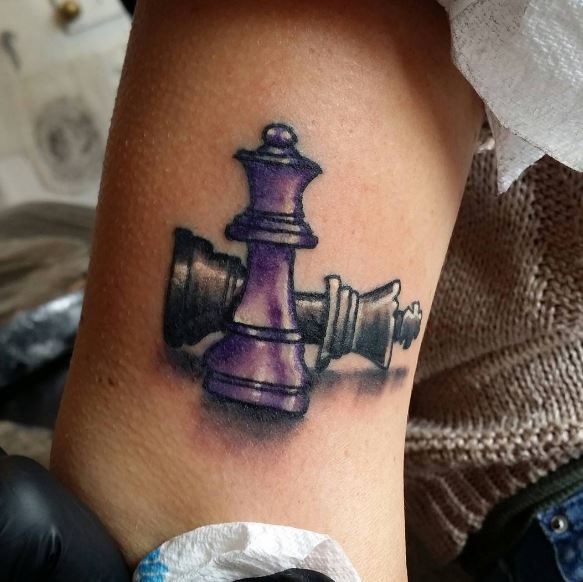 Diseño de tatuajes de ajedrez de color púrpura y negro