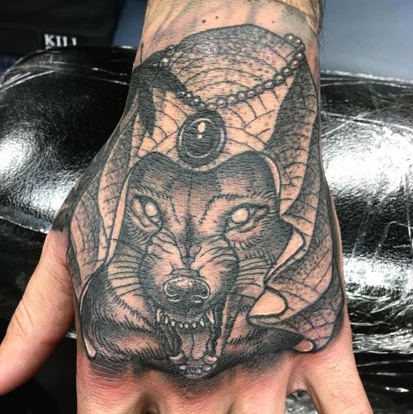 Tatuajes de manos de lobo