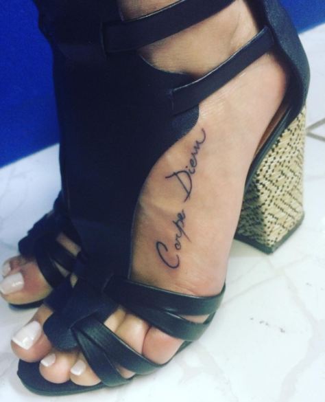 Carpe Diem tatuajes en el pie