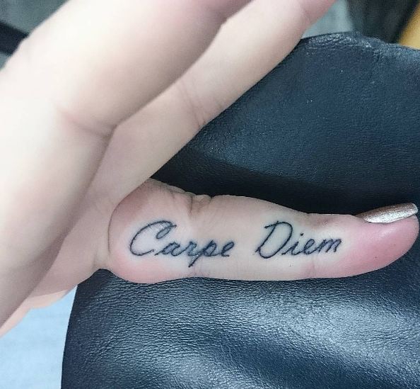 Tatuajes Carpe Diem en el dedo