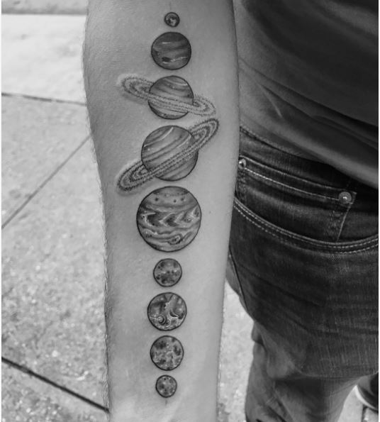 Diseño de tatuajes de todos los planetas en las manos