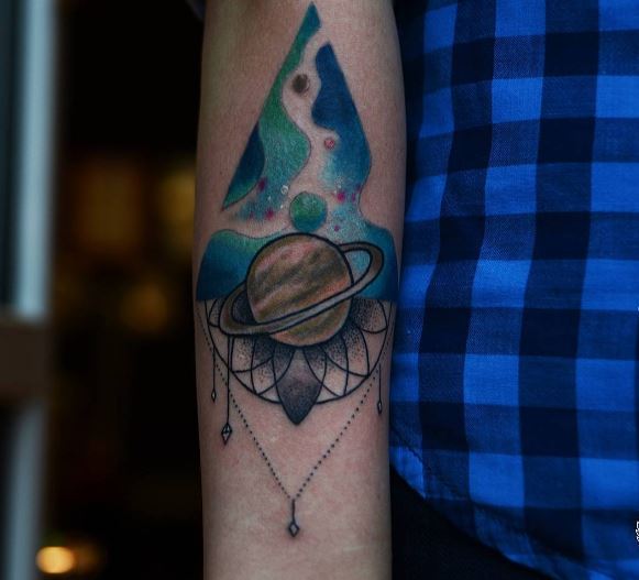 Ideas y diseño de tatuajes de planetas de colores